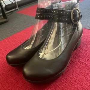 Dansko -- New in Box (Black Lois Napa) Size 39